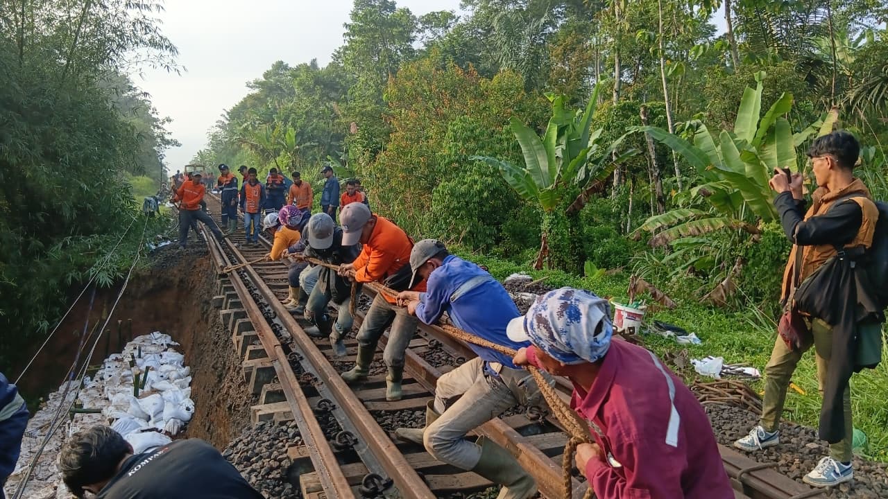 Teks: Perbaikan jalur KA Cibeber Lampegan usai gogosan hingga kembali normal.