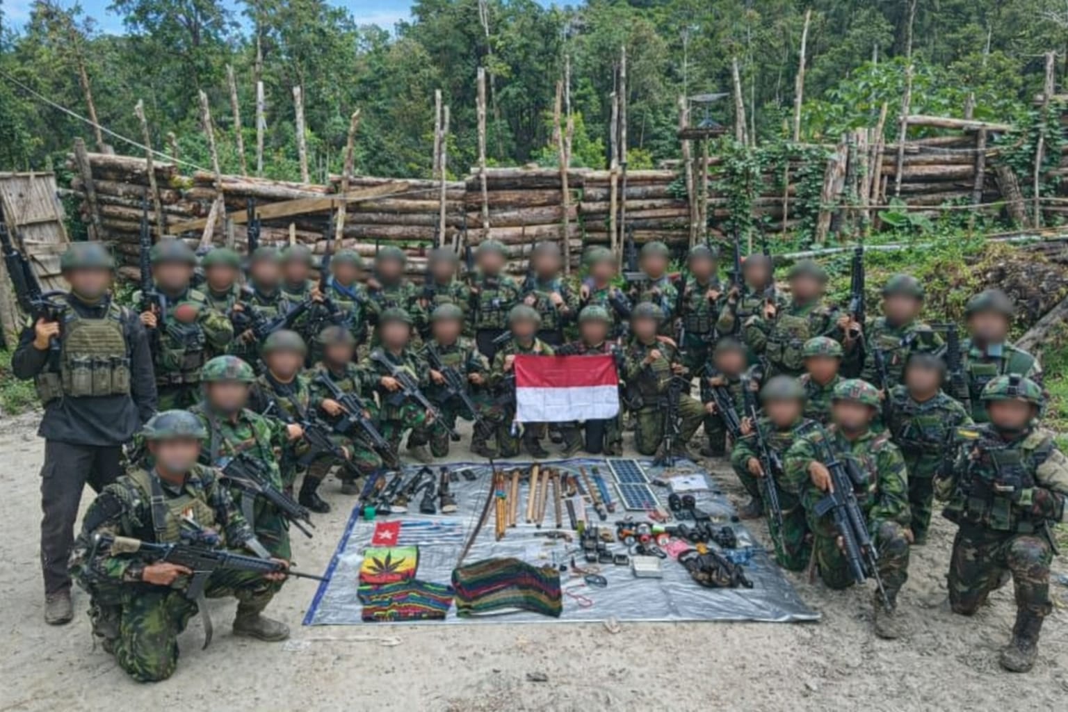 Teks: Satgas Yonif 300 amankan senjata dan logistik dalam operasi Nduga Papua