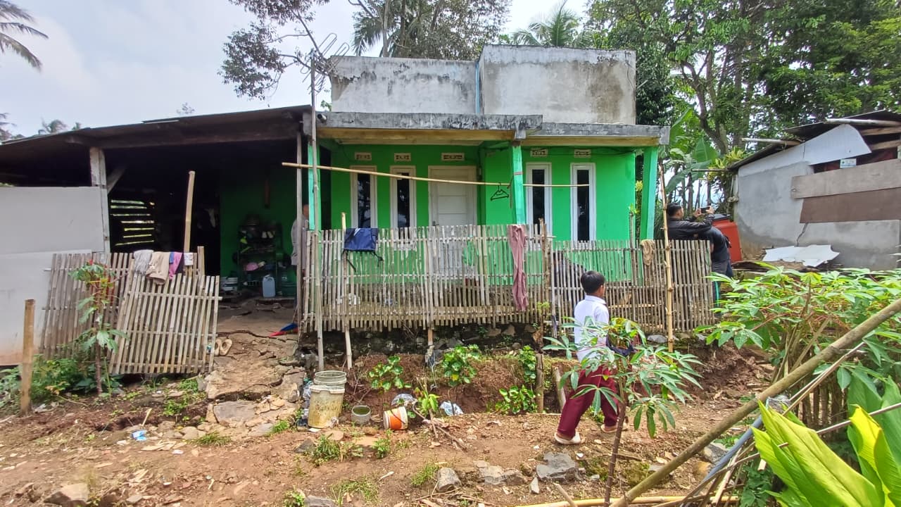 Teks: Rumah warga rusak akibat pergeseran tanah di Cibokor Cianjur
