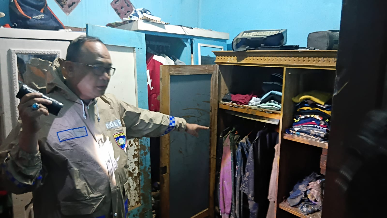 Teks: Kapolsek Mande AKP Yudi Heryanadi mengecek rumah warga terdampak banjir bandang Jamali di Cianjur