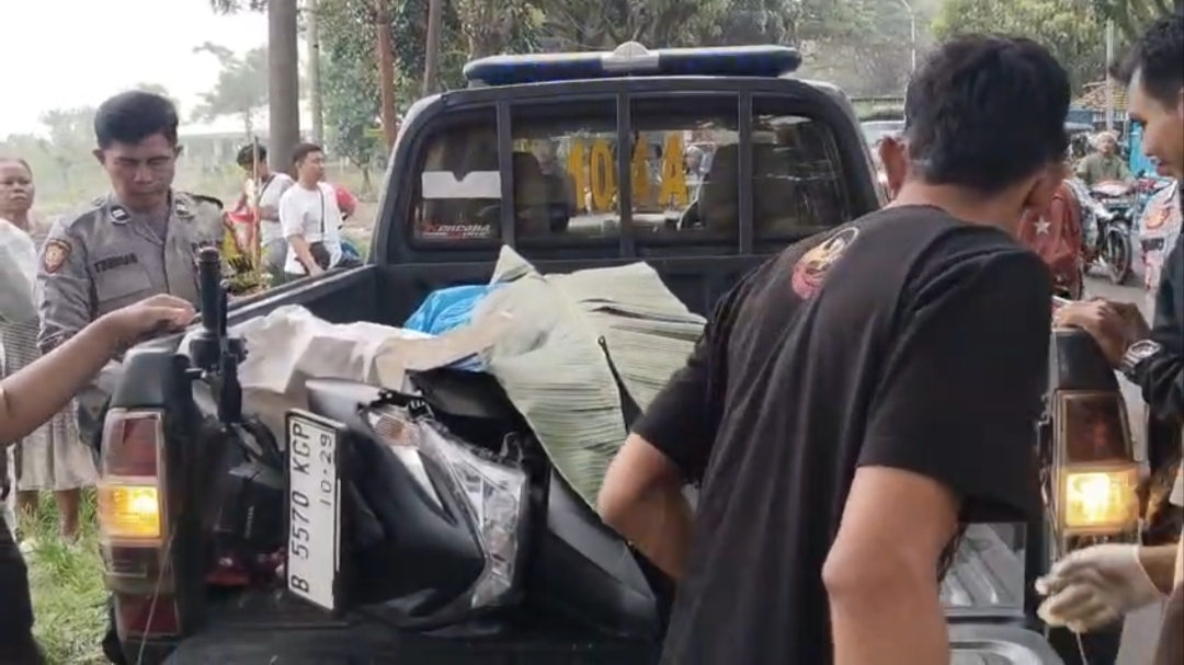 Teks: Evakuasi motor korban kecelakaan maut Ciranjang oleh polisi dan warga di Jalan Raya Bandung–Cianjur