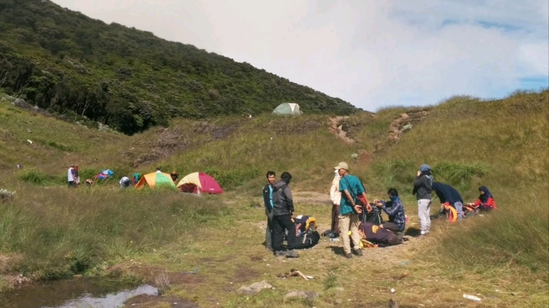 Teks: Suasana pendaki berkemah di Gunung Gede Pangrango sebelum penutupan pendakian