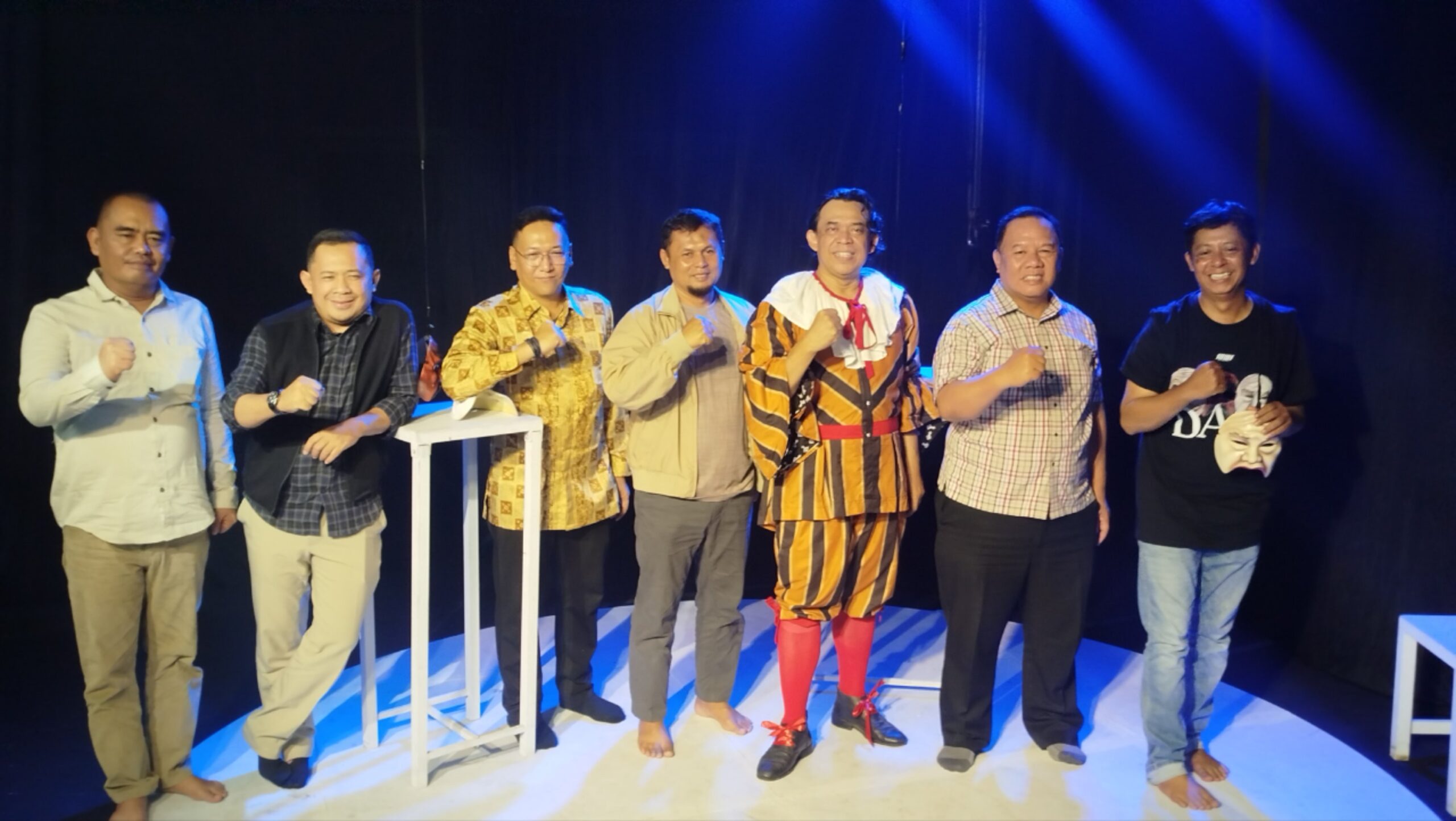 Teks: Wawan Sofwan foto bersama pejabat Cianjur usai monolog DAM di Aula PWI Cianjur