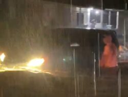 Banjir Setinggi 1 Meter Rendam Jalan Raya Cibeber