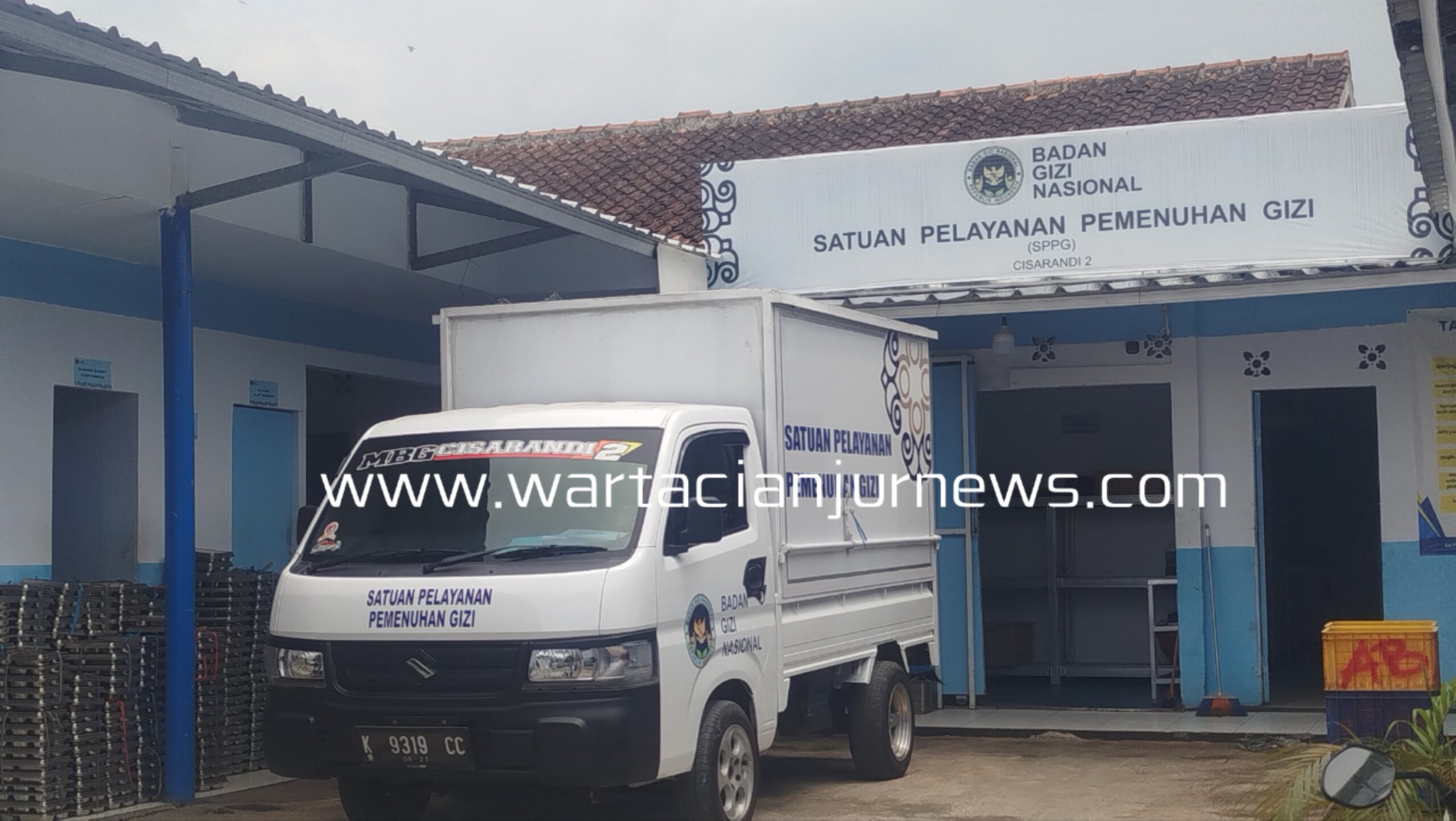 Teks: Mobil distribusi SPPG Cisarandi 2 di lokasi dapur MBG