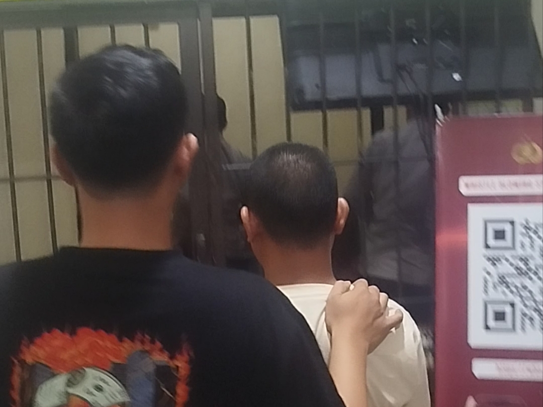 Teks: Polisi menggiring pria terduga pelaku kasus rudapaksa anak di Cianjur untuk pemeriksaan.