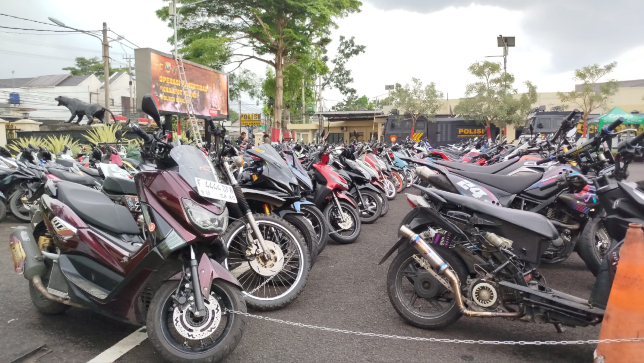 Teks: Motor hasil penindakan knalpot brong terparkir di Mapolres