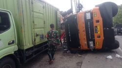 Truk Fuso Lepas Kendali, Hantam Motor dan Terguling di Gekbrong