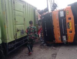 Truk Fuso Lepas Kendali, Hantam Motor dan Terguling di Gekbrong