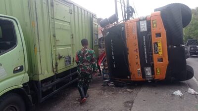 Truk Fuso Lepas Kendali, Hantam Motor dan Terguling di Gekbrong