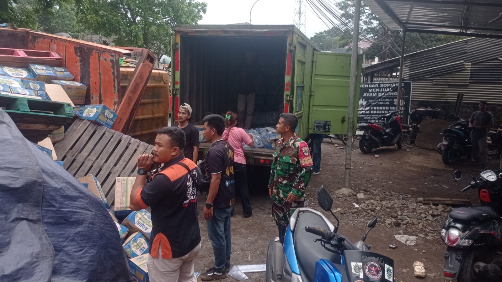 Teks: Petugas dan warga menangani kecelakaan truk Fuso di Gekbrong Cianjur setelah diduga mengalami rem blong