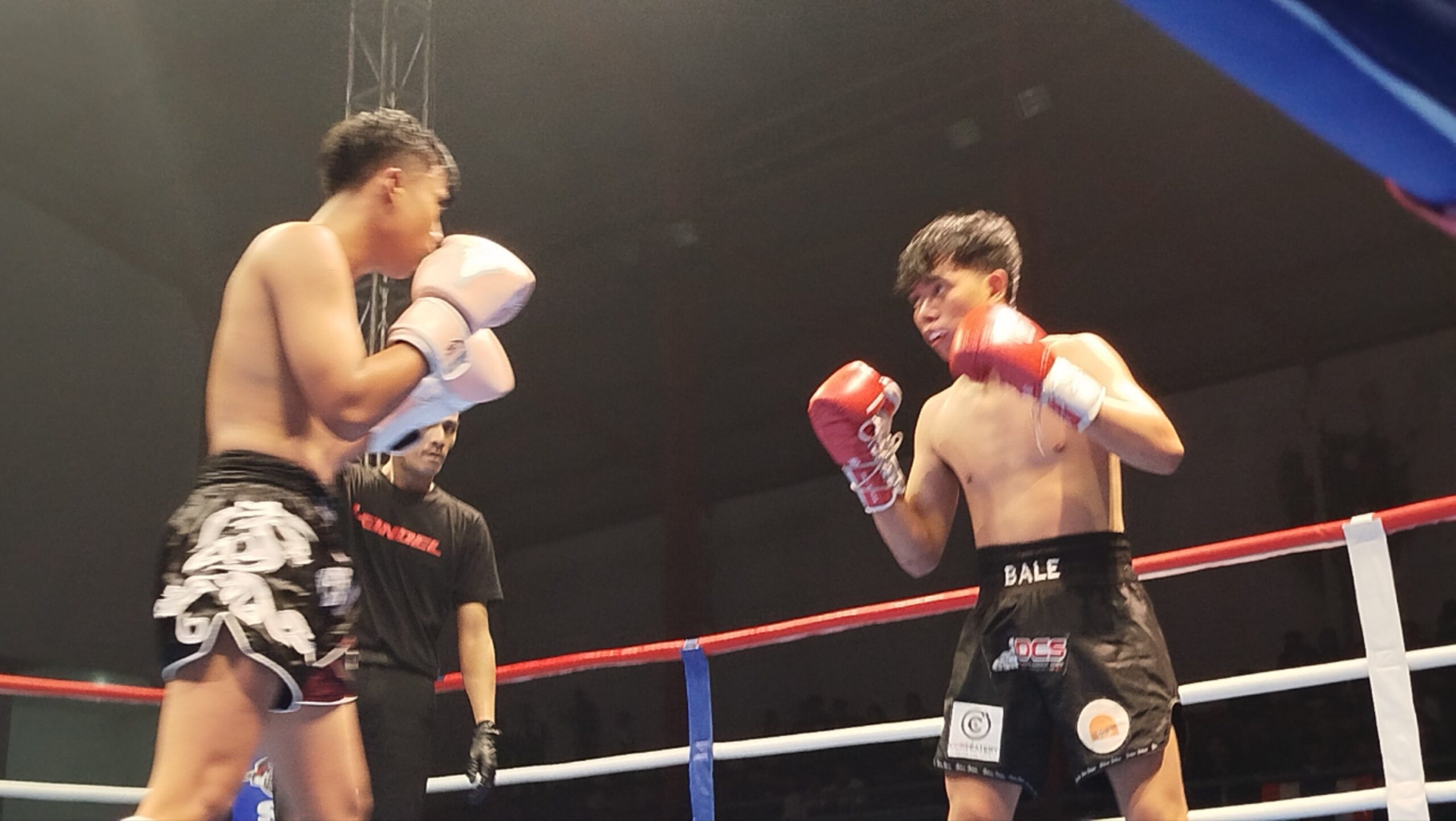 Teks: Momen pertandingan Leindel Combat Vol 2 di Cianjur saat salah satu atlet jatuh di ring usai duel kickboxing