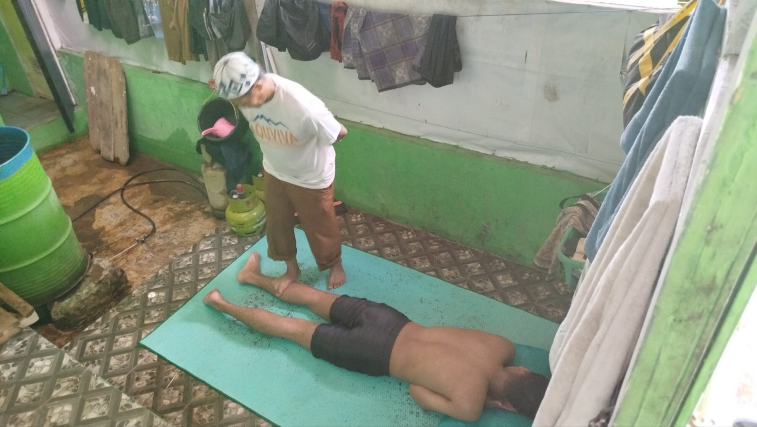 Teks: Terapis melakukan pengobatan alternatif mandi rebus kepada pasien di Cianjur