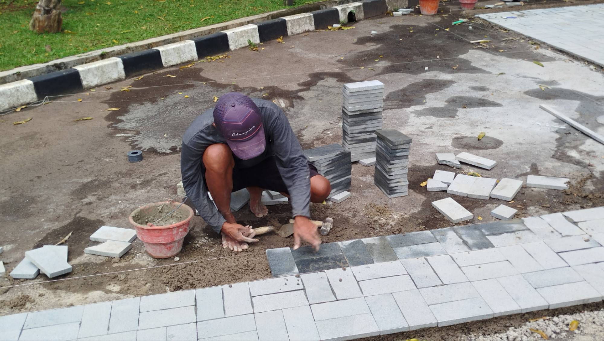 Teks: Proyek Pendopo Cianjur tanpa papan informasi di lokasi pekerjaan