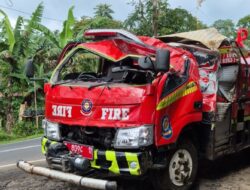 Bantu Pemadaman di Cidaun, Mobil Damkar Cianjur Terguling di Sukanagara, Dua Petugas Terluka