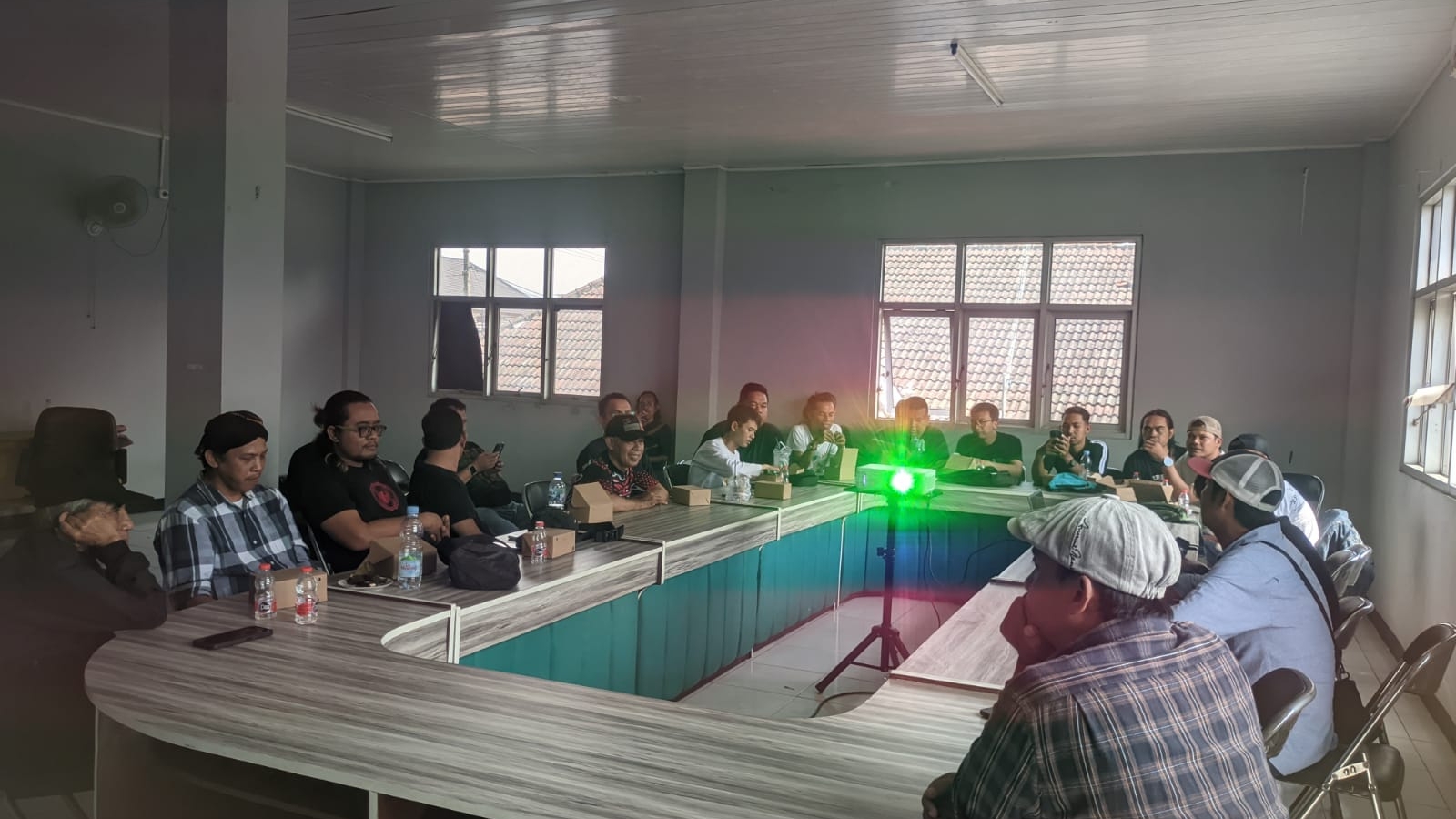 Teks: Kegiatan Jurnalis Hub PWI Cianjur di Gedung Bake Pawarti