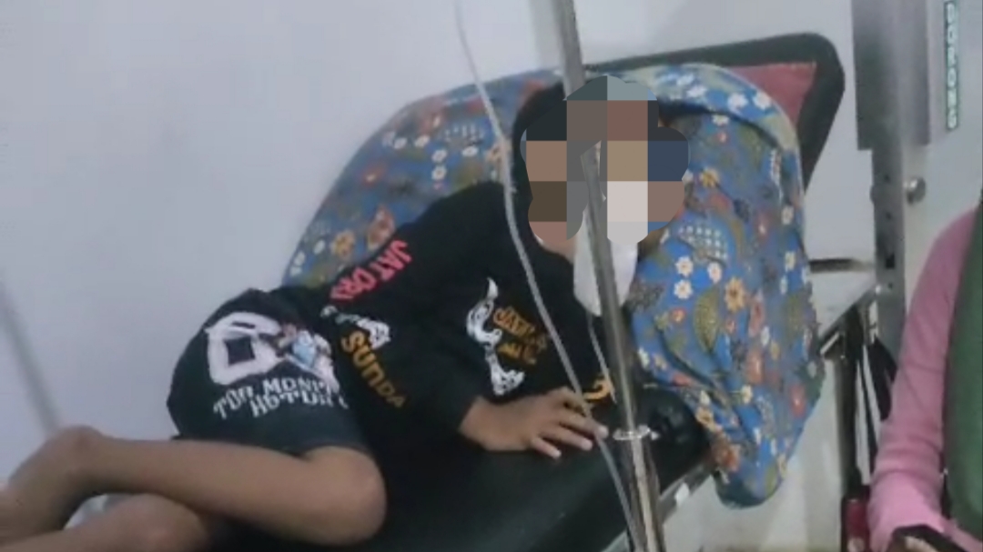 Teks: Balita dirawat di fasilitas kesehatan akibat gejala mual dan diare dalam dugaan keracunan MBG di Leles