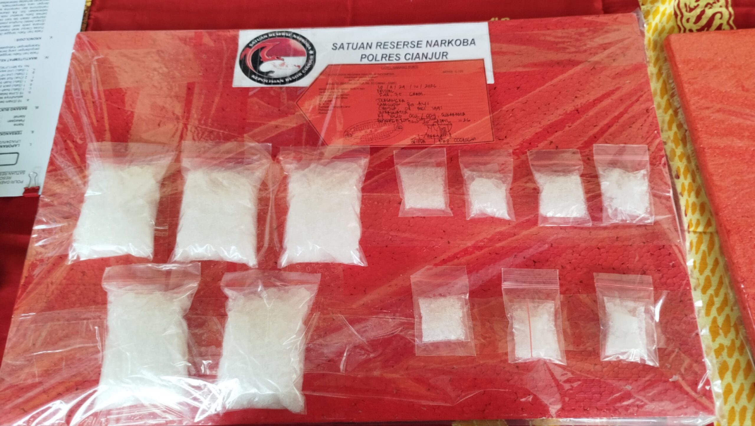Teks: Barang bukti sabu dalam kemasan plastik klip hasil ungkap kasus narkotika oleh Satresnarkoba Polres Cianjur.