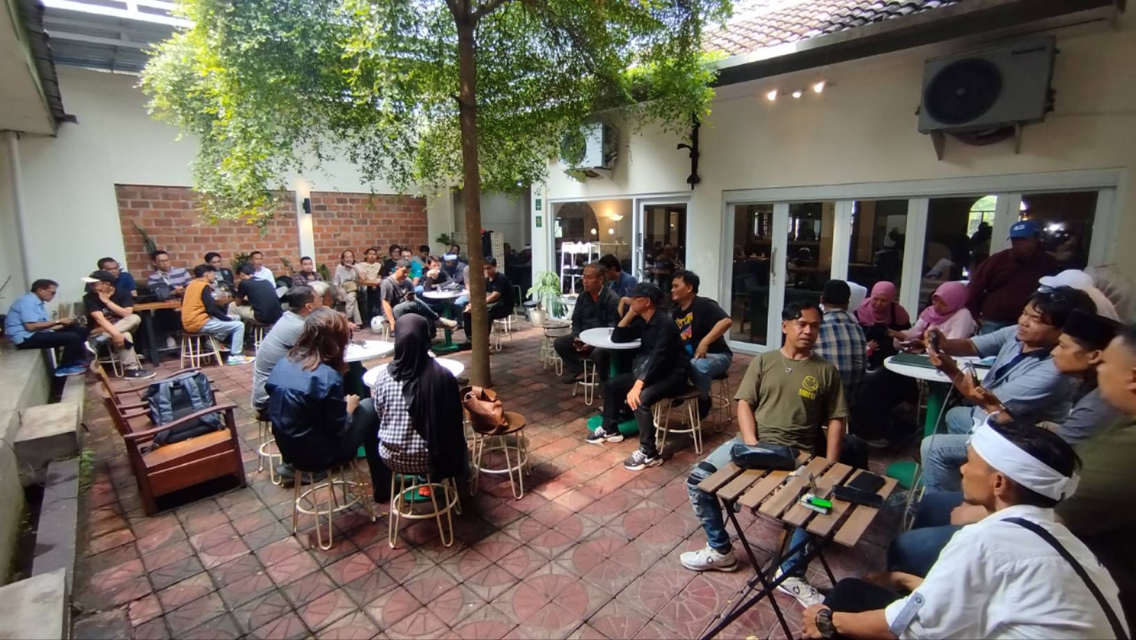 Teks: Temu media proyek PLTP Cipanas oleh DMGP di Cianjur.