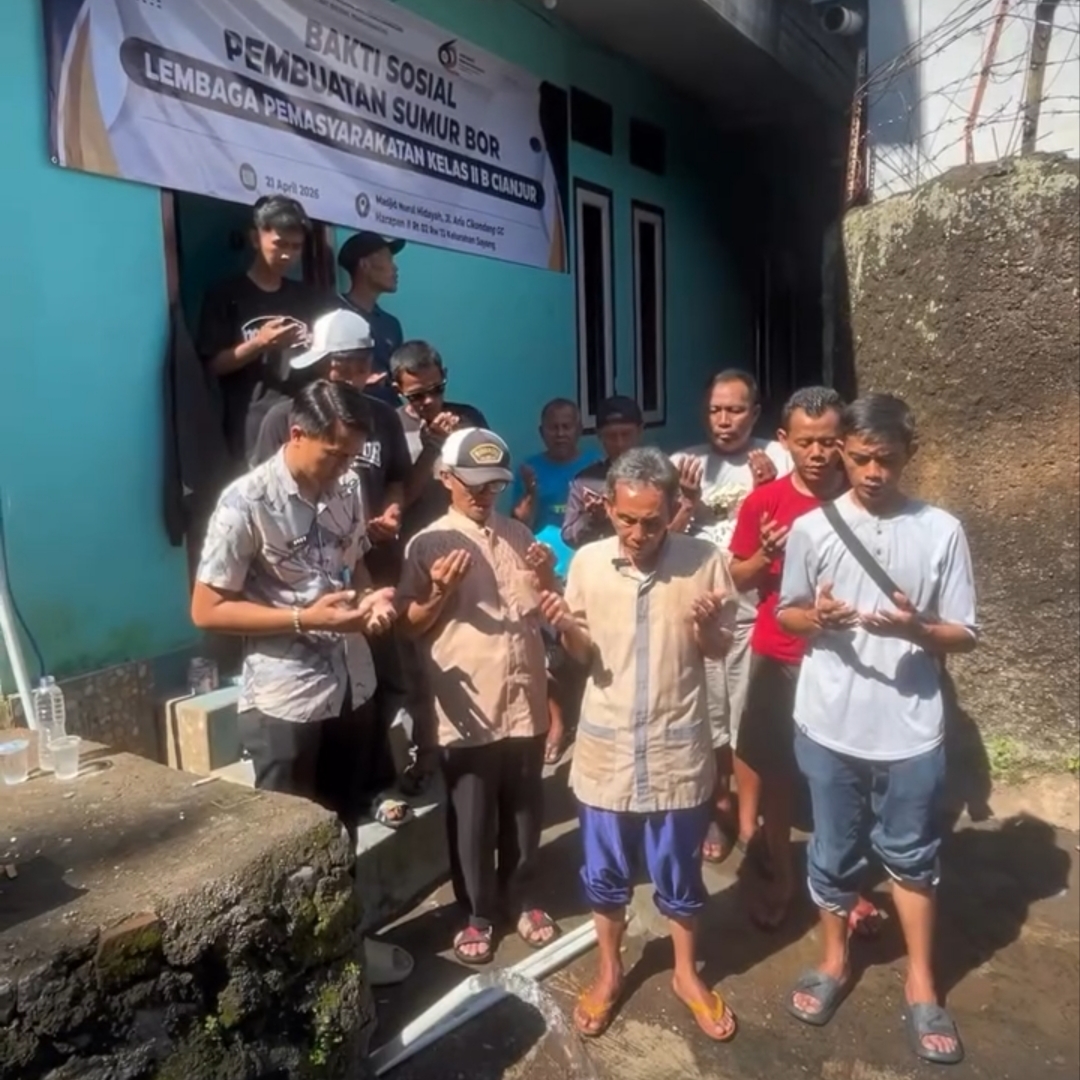 Teks: Warga berdoa di dekat sumur bor dengan air mengalir di Desa Sayang Cianjur.
