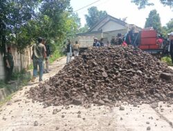 Warga Blokade Perusahaan Ayam Petelur di Sukaluyu Gunakan Batu Brangkal
