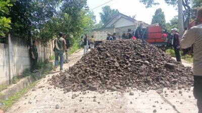 Warga Blokade Perusahaan Ayam Petelur di Sukaluyu Gunakan Batu Brangkal