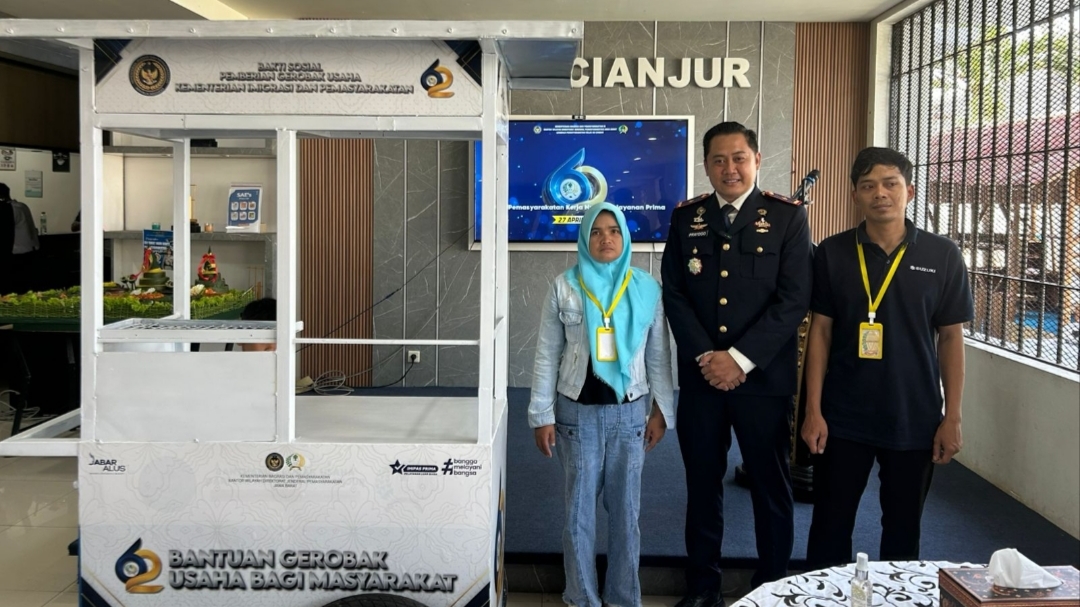 Teks: Bantuan gerobak usaha dari Lapas Cianjur untuk keluarga warga binaan pada peringatan Hari Bakti Pemasyarakatan ke-62