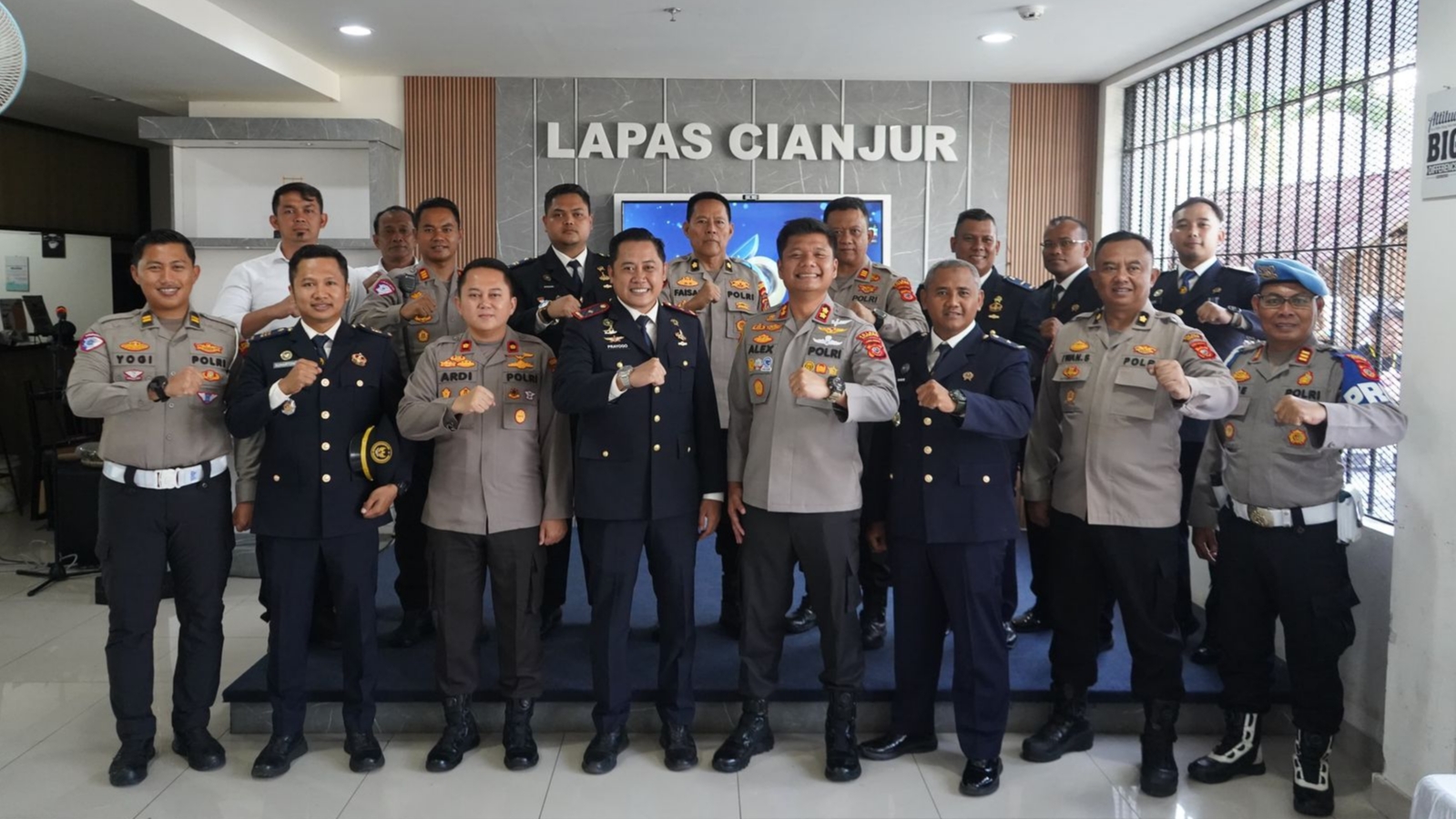 Teks: Foto bersama petugas Lapas Cianjur dan aparat Forkopimda pada tasyakuran Hari Bakti Pemasyarakatan ke-62