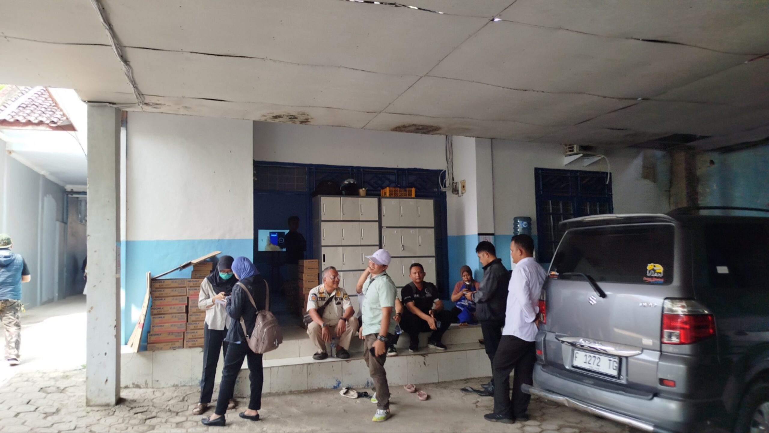 Teks: Kegiatan peninjauan petugas di dapur MBG Sukasari 3 Cilaku terkait dugaan limbah.