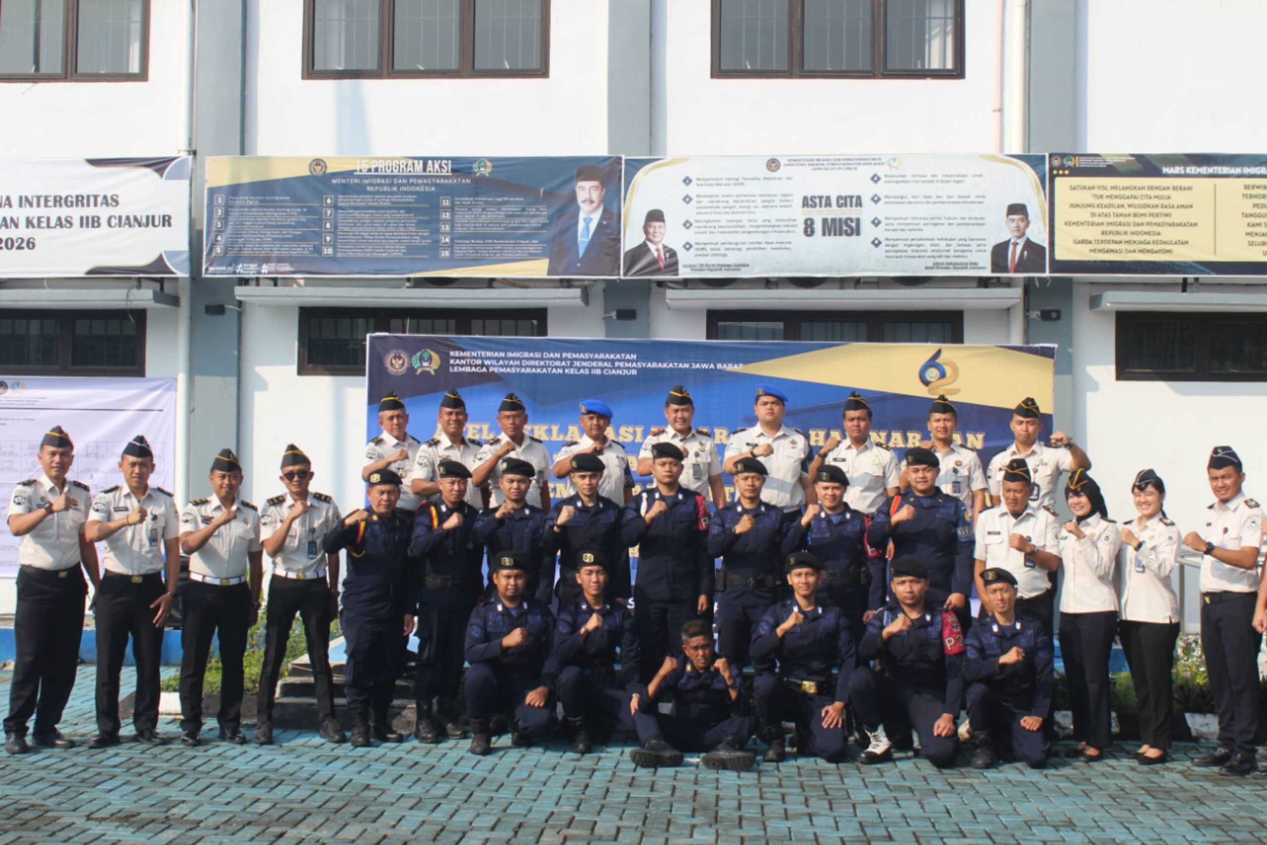 Teks: Petugas Lapas Cianjur foto bersama usai Ikrar Zero Halinar komitmen bebas narkoba handphone ilegal dan pungli