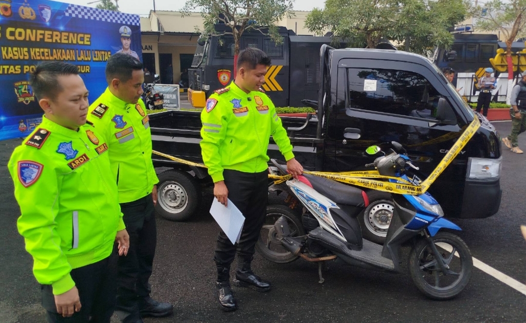 Teks: Kapolres, Wakapolres, dan Kasat Lantas Polres Cianjur memperlihatkan barang bukti kendaraan kasus tabrak lari