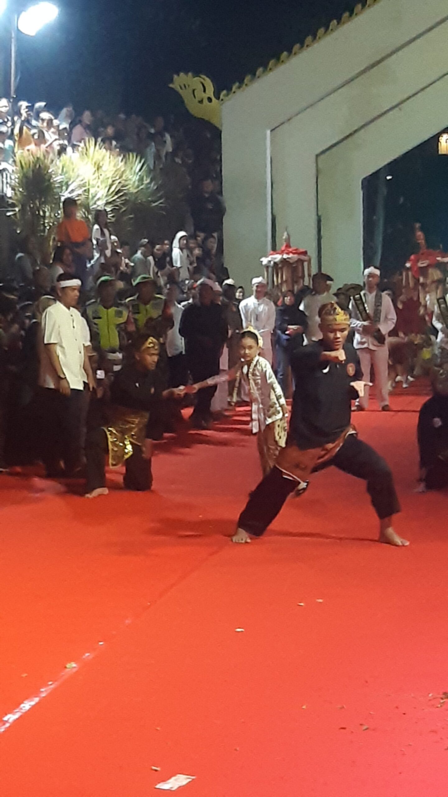 Teks: Penampilan pencak silat dalam Kirab Budaya Milangkala Tatar Sunda di Pendopo Cianjur.