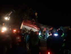 Truk Tangki Air Oleng Tabrak Sedan dan Pohon di Turunan Gekbrong, Pengemudi Meninggal Dunia