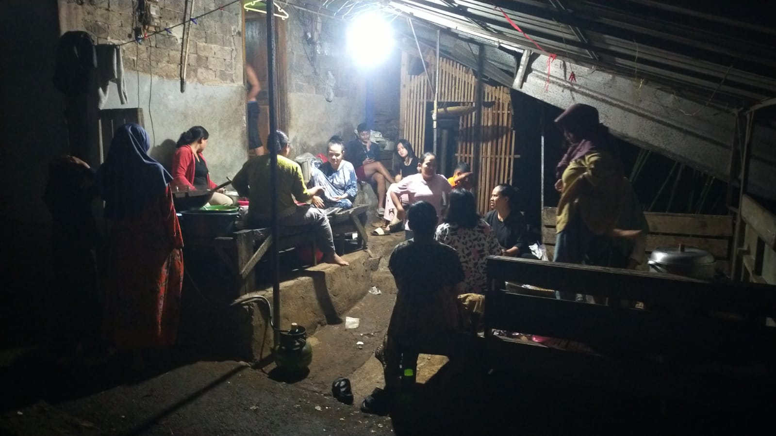 Teks: Warga Jamali memasak di dapur umum untuk korban banjir bandang di Cianjur