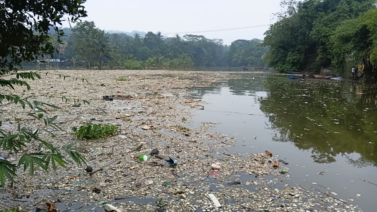 Teks: Tumpukan sampah Sungai Cisokan di Jembatan Maleber Cikalongkulon Cianjur.