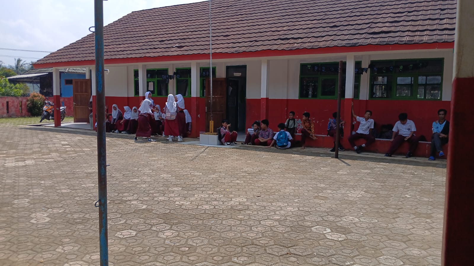Teks: Suasana halaman SDN Ciadeg Cianjur setelah belasan siswa diduga keracunan makanan.