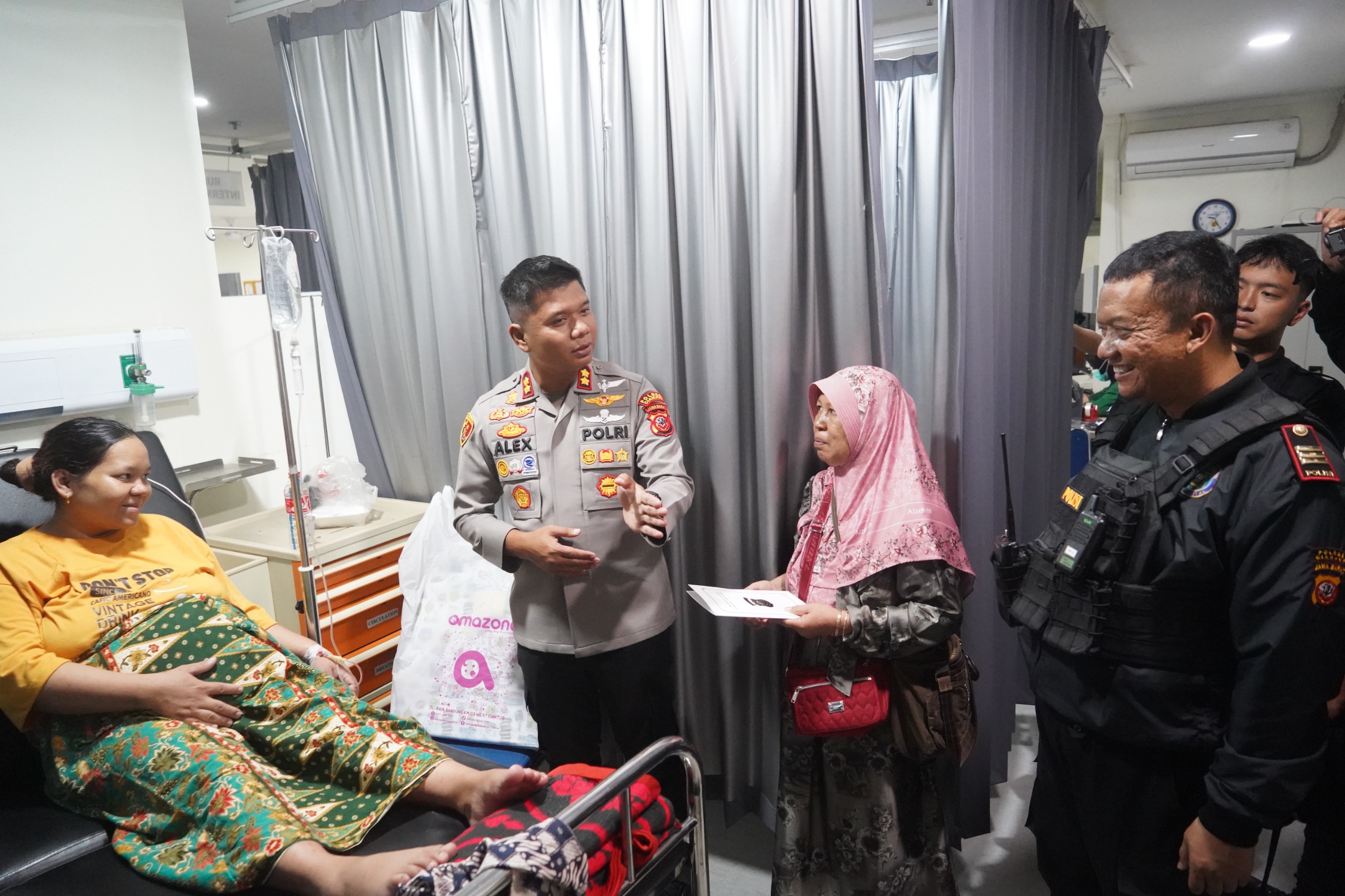 Teks: Kapolres Cianjur membesuk ibu yang melahirkan bayi kembar di RS Dr Hafidz setelah mendapat bantuan Patroli Jago Presisi.
