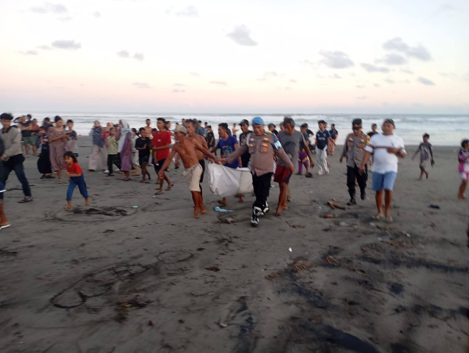 Teks: Jasad korban tenggelam ditemukan di Pantai Apra Sindangbarang Cianjur.