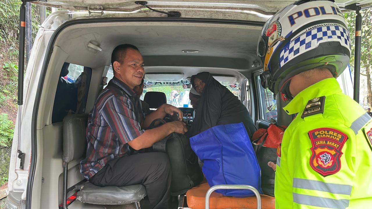 Teks: Bus Marita mengalami kecelakaan di Jalan Raya Cipanas Puncak Cianjur