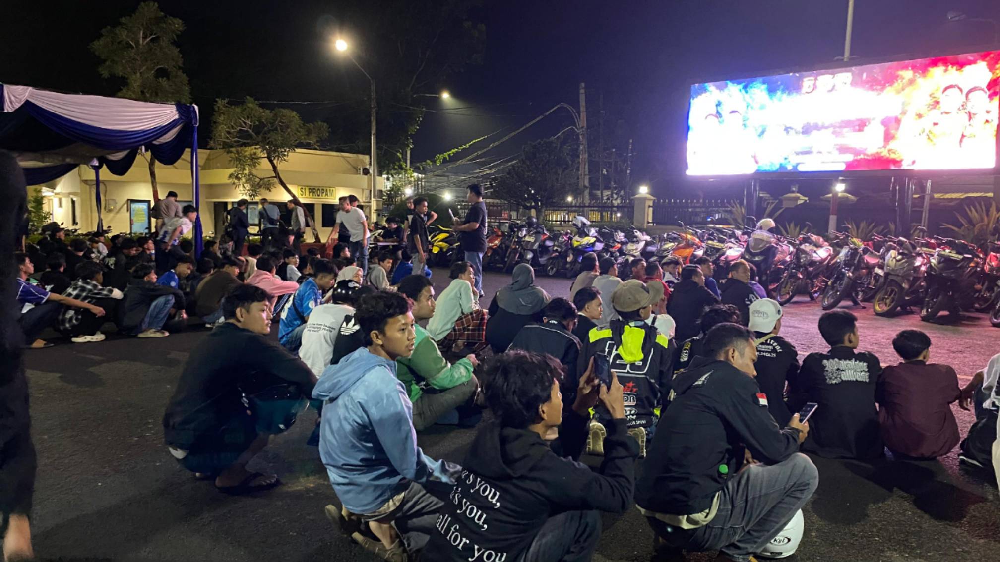 Teks: Puluhan bobotoh dan pengendara terjaring razia Polres Cianjur usai konvoi kemenangan Persib Bandung di malam hari.