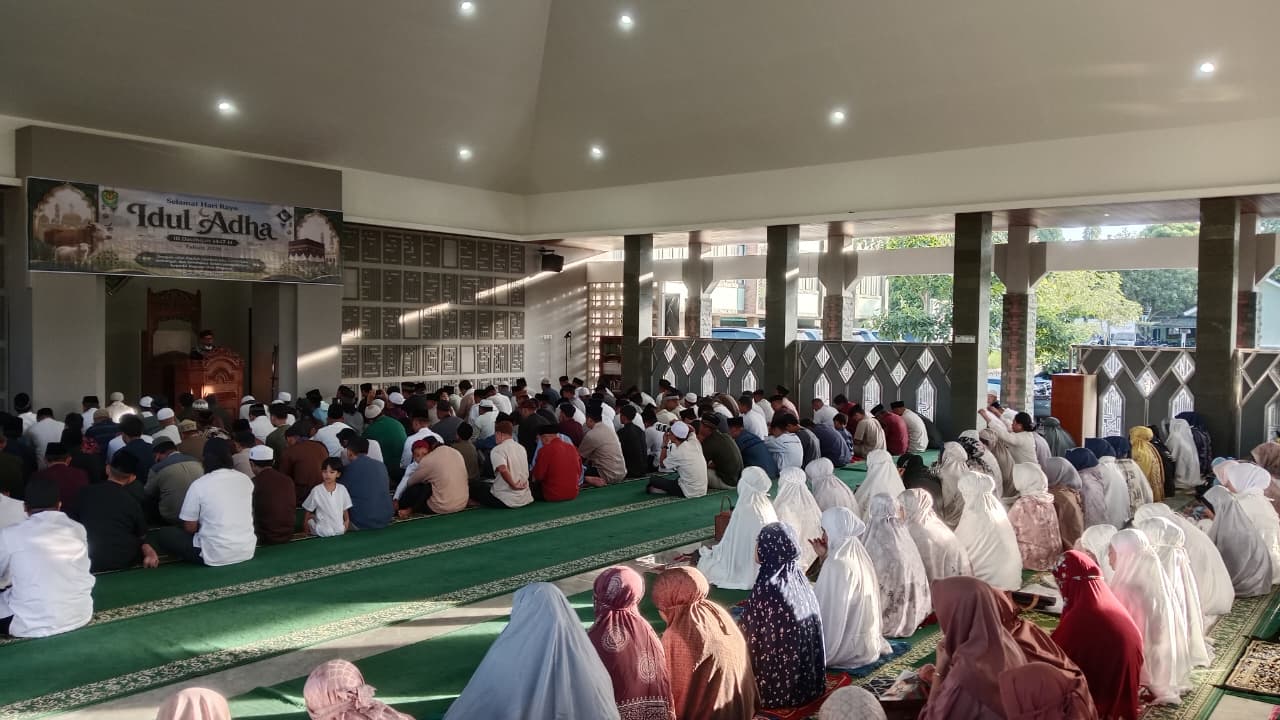 Teks: Suasana Shalat Idul Adha 1447 H di Masjid At Taqwa Kodim 0608 Cianjur yang diikuti ratusan jemaah.