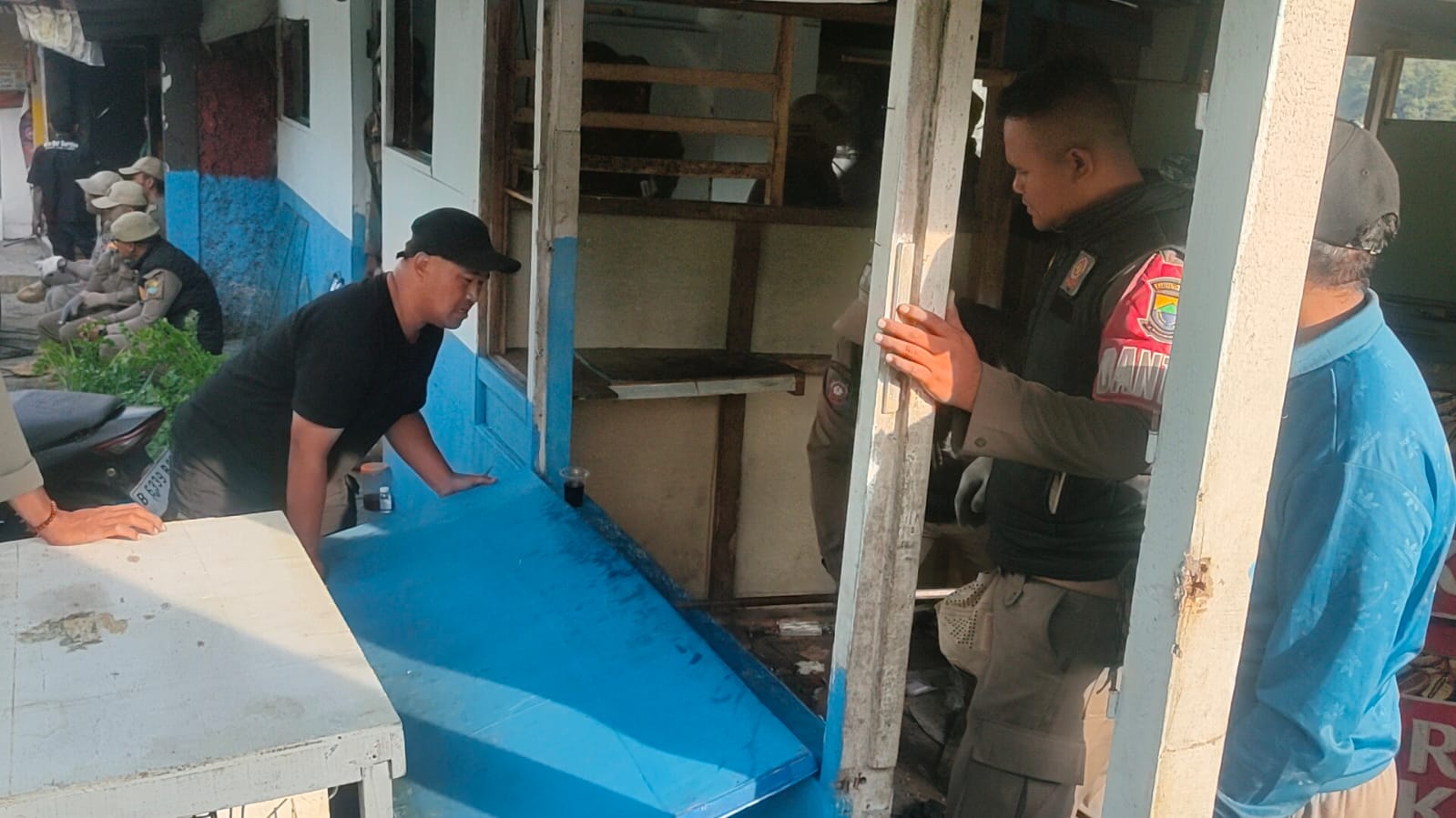 Teks: Alat berat membongkar kios liar di Jalur Puncak Cianjur saat proses penertiban berlangsung.