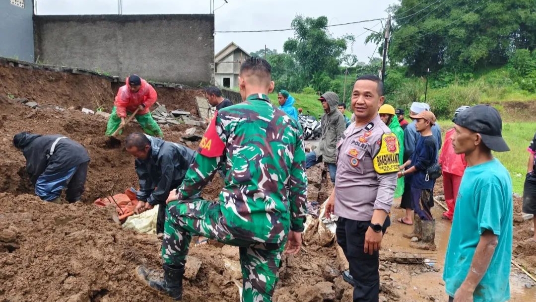 Teks: Evakuasi korban longsor TPT di Pacet Cianjur oleh warga dan petugas