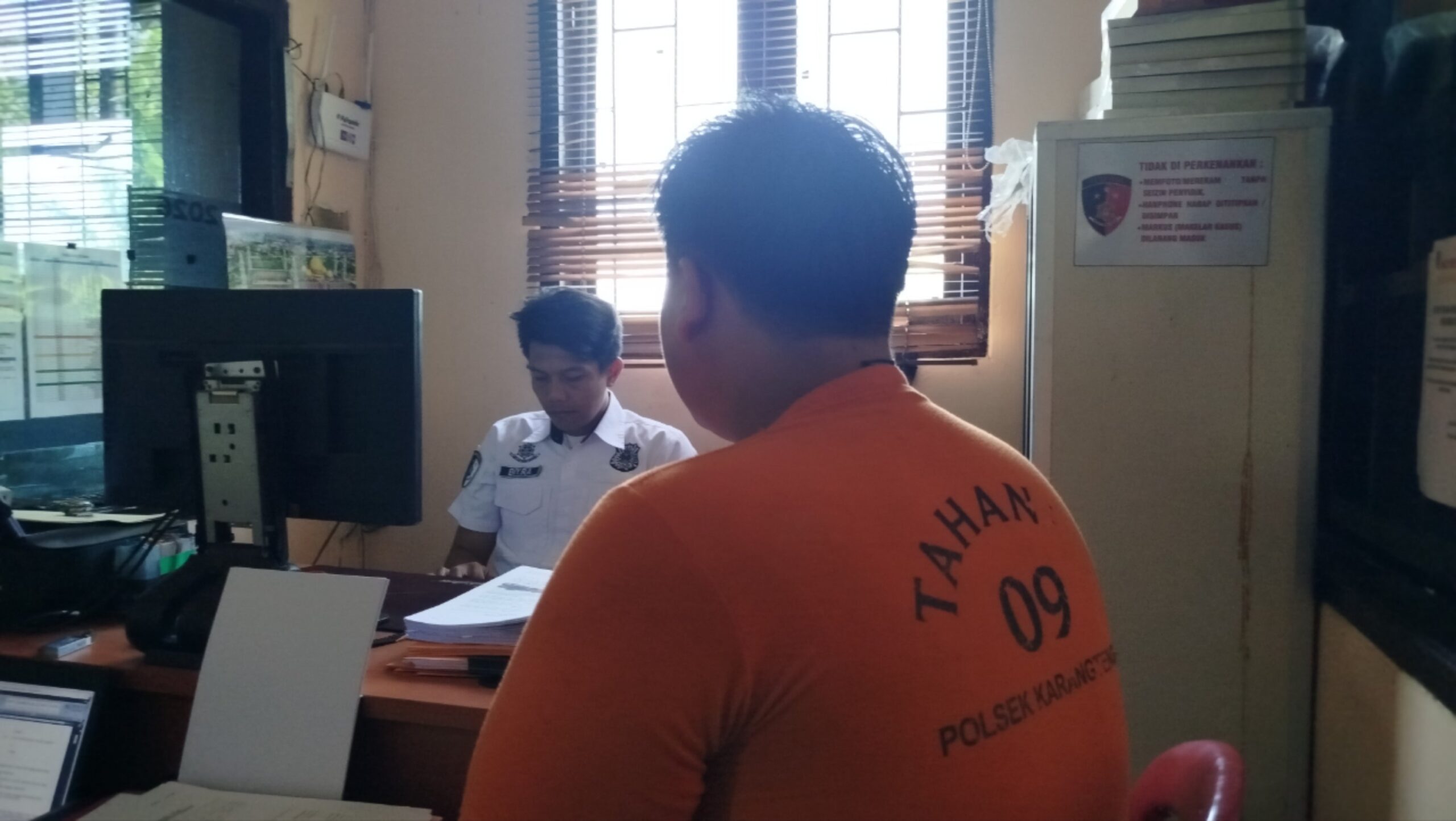 Teks: Terduga pelaku penipuan COD kendaraan diperiksa di Polsek Karangtengah Cianjur