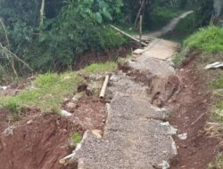 Jembatan Swadaya Kampung Nyampai Cibokor Rusak, Warga Harap Bantuan Pemerintah