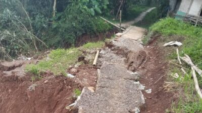 Jembatan Swadaya Kampung Nyampai Cibokor Rusak, Warga Harap Bantuan Pemerintah