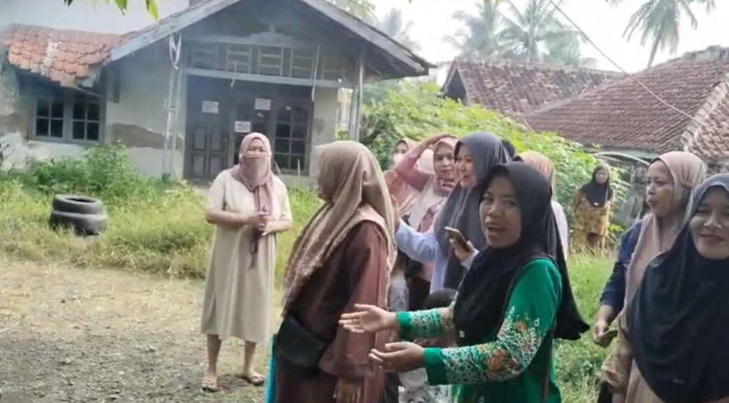 Teks: Emak-emak di Haurwangi Cianjur menyegel rumah kosong yang diduga menjadi tempat transaksi narkoba.