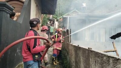 Dentuman dan Asap Pekat Warnai Kebakaran Hebat di Bojongpicung, Tiga Rumah Ludes Terbakar