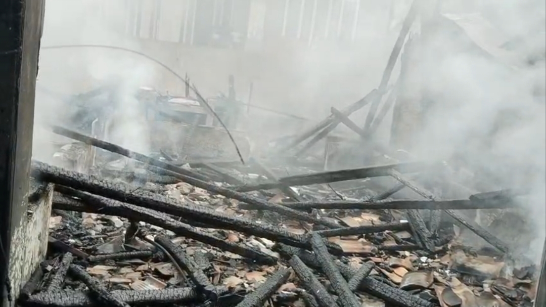 Teks: Sisa bangunan rumah yang hangus terbakar di Desa Sukaratu, Bojongpicung, Cianjur, masih mengeluarkan asap tebal usai kebakaran.