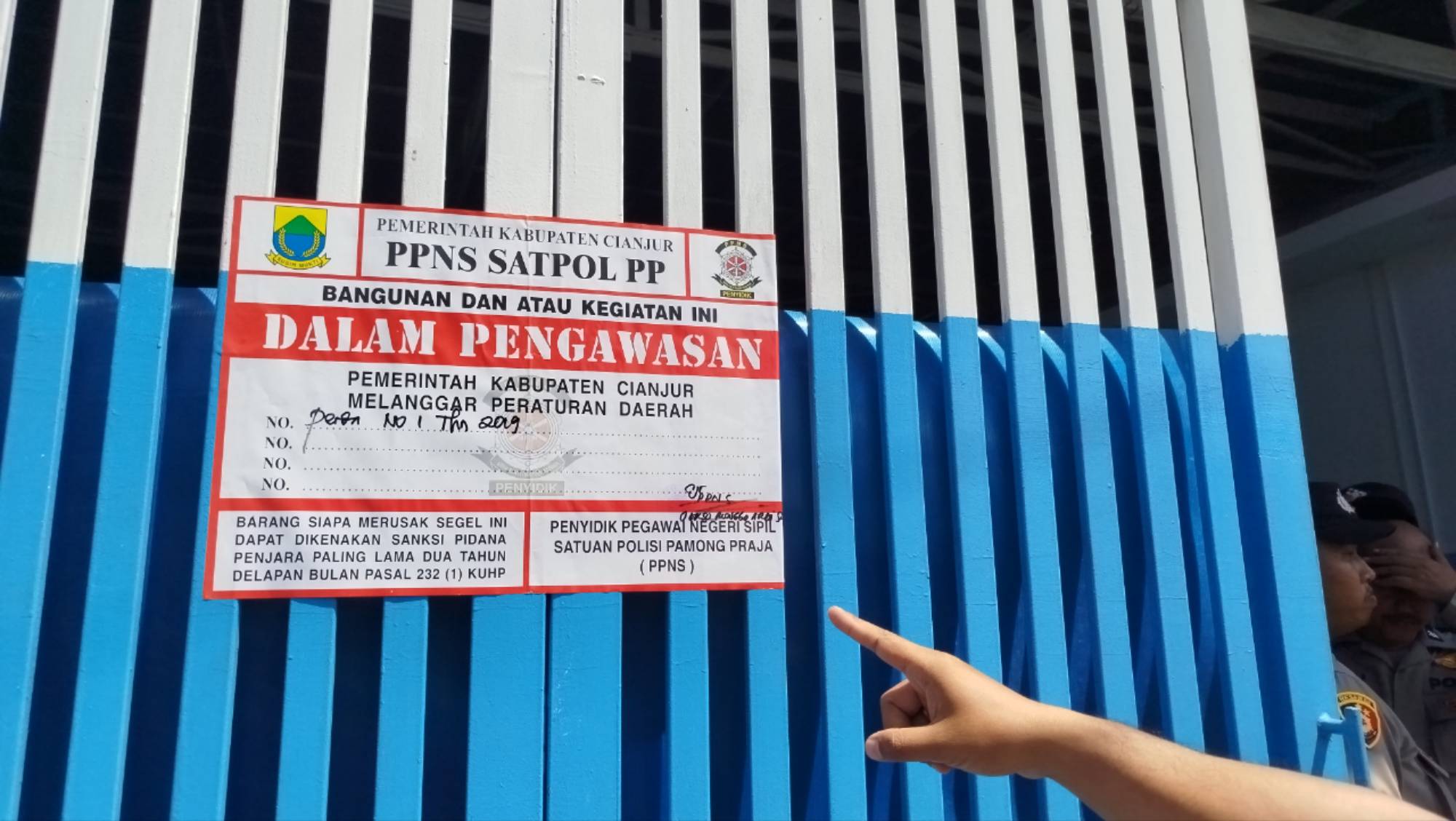 Teks: Satpol PP Cianjur pasang stiker pengawasan di bangunan SPPG